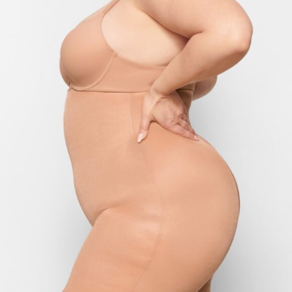 NWT SKIMS Barely There Mid Thigh Short - Picture 3 of 8